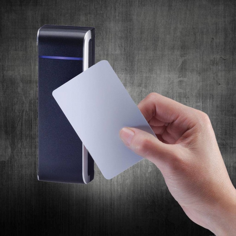 Κάρτα πρόσβασης για το καλωδιακό πλαστικό μπουτόν  για ηλεκτρονικό άνοιγμα ή κλείσιμο του ρεύματος στο χώρο σας.  T.S.S.  -  TSIFLIDIS SECURITY SERVICES